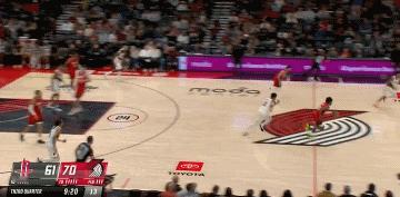 NBA赛场镜头：杰伦格林超级隔扣，厉害爆了，这弓拉的够满！
  让人羡慕的身体素