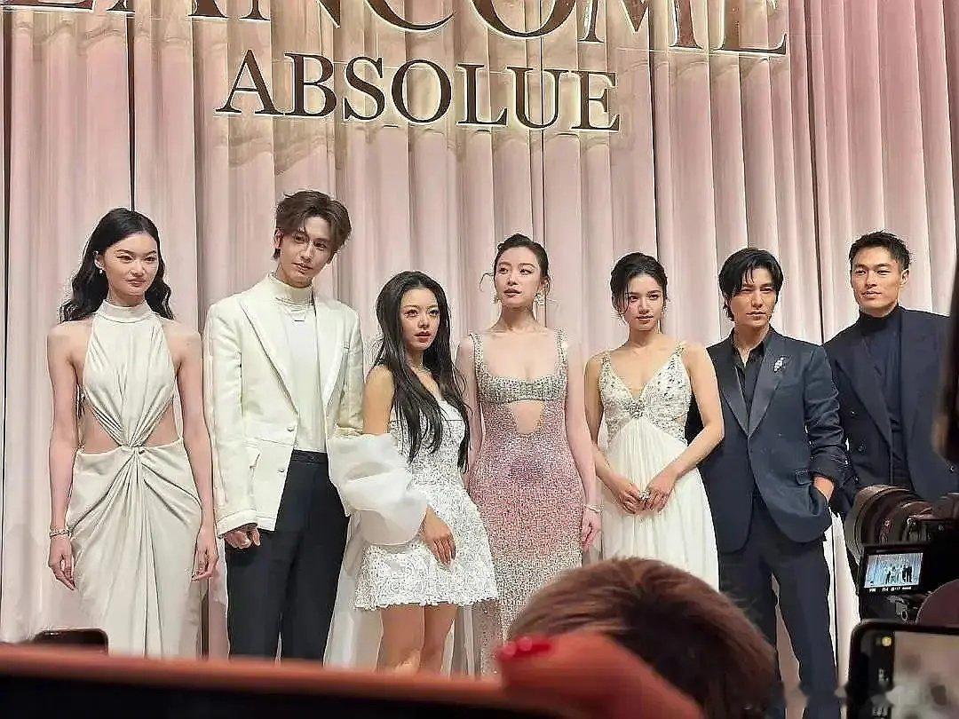 隔壁打架的帖子里看到这两张图，女明星对比起来真的好虐 ​​​