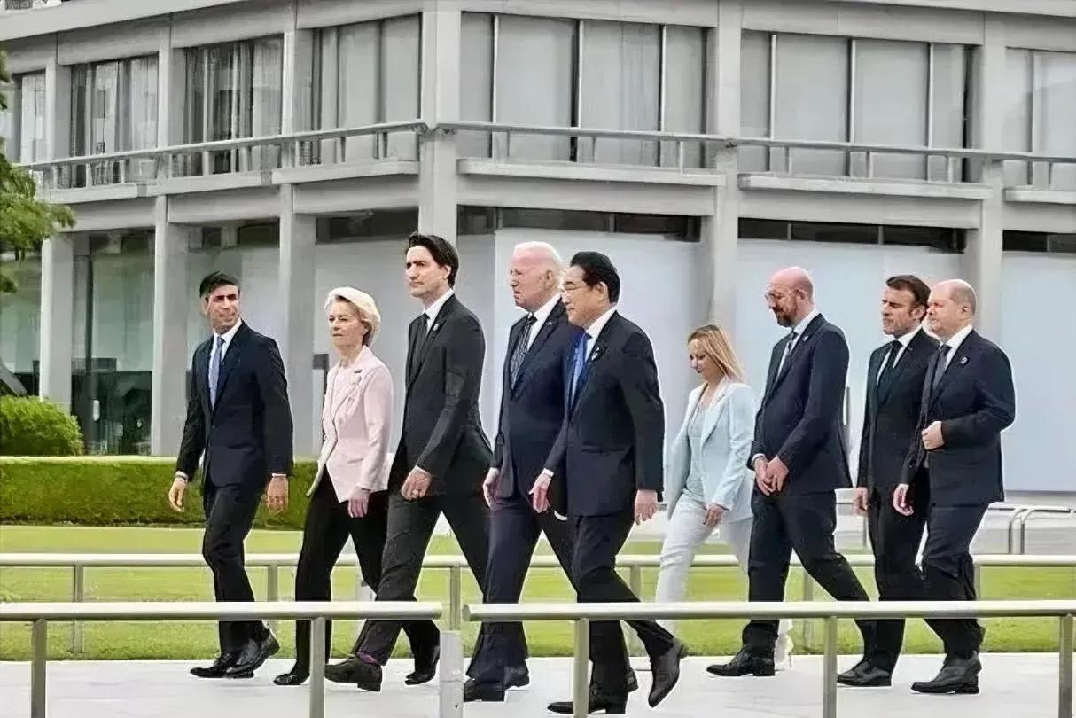 看到这两幅图照片，最难过的应该就是韩国！

明明在各个方面和日本相当，也非常卖力