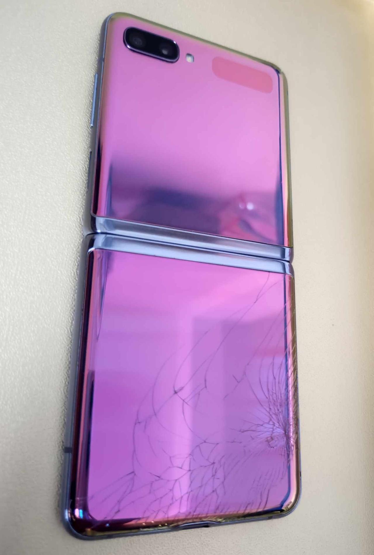 二手小折叠功能正常
÷三星zflip后盖下盖裂，有两个漏液，黑色界面有个绿色小彩