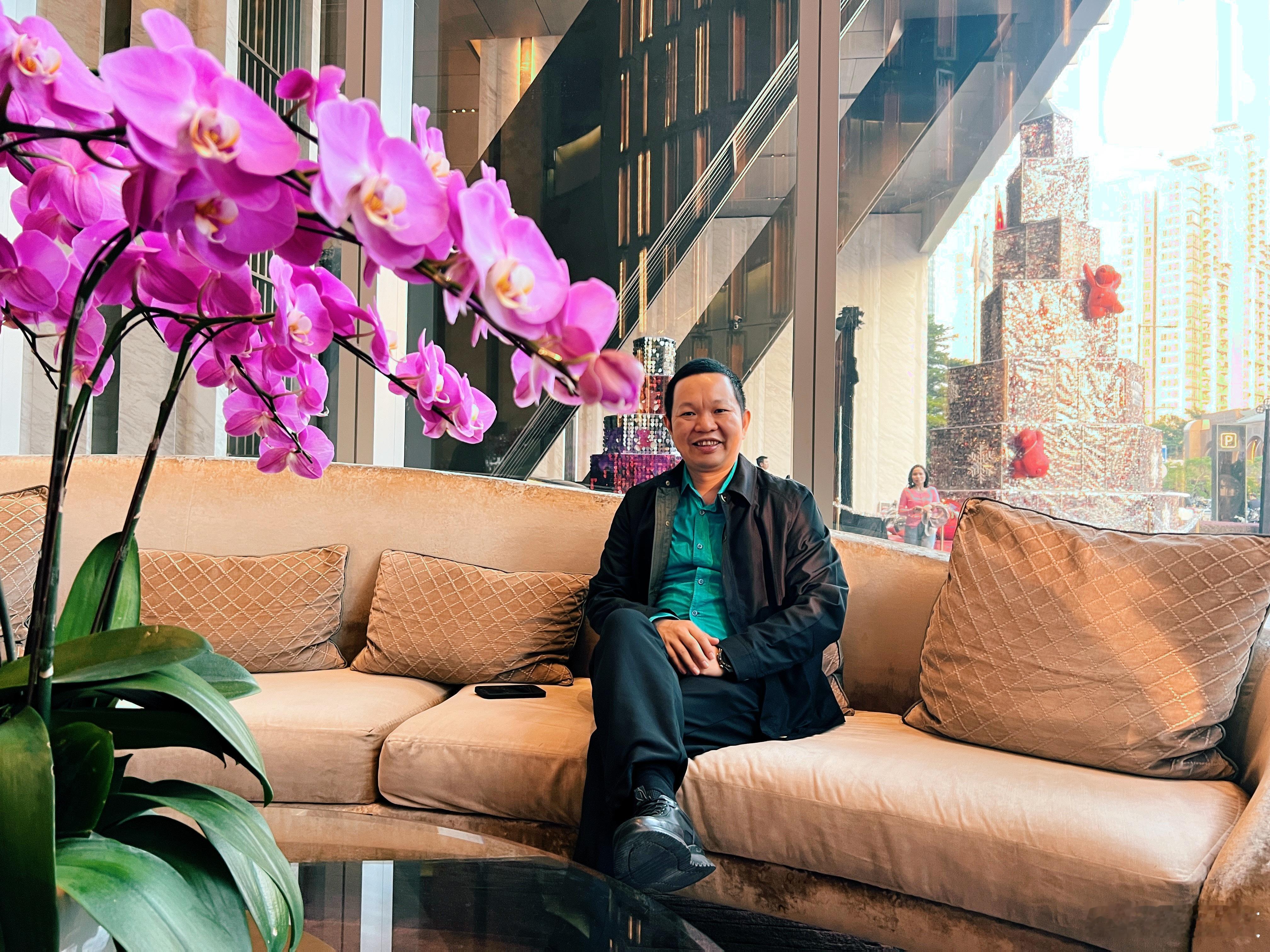 勇气不是不害怕，而是即使害怕，也依然选择前行。人生就像冲浪，只有勇敢面对风浪，才