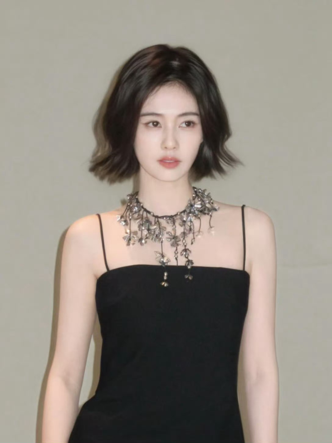 褪去长发温婉，短发解锁全新模样，白鹿真的是剧抛脸，完全是另一种状态，干净利落，有