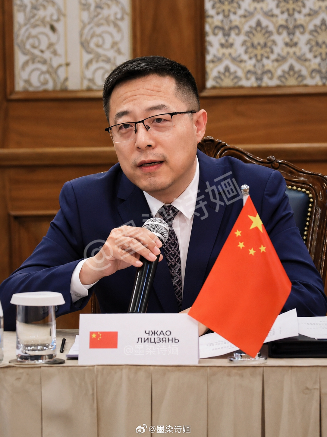 赵立坚赵立坚   这周出差辛苦啦又黑又瘦又帅貌似睡不好都肿眼泡了希望华发少生🙏