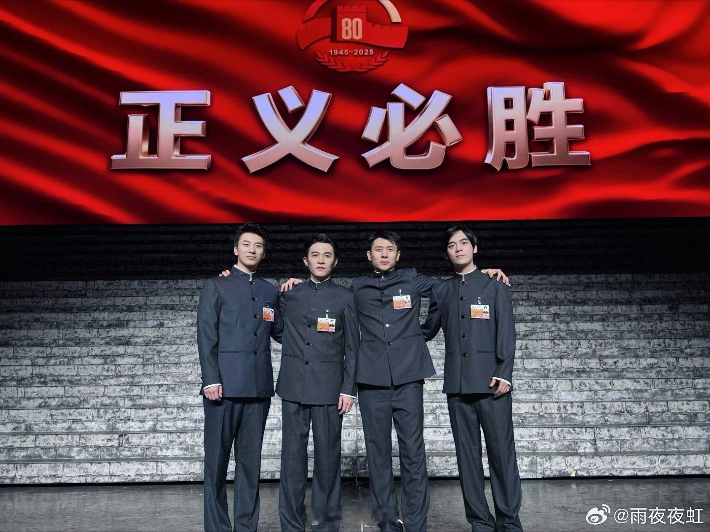 徐均朔浑厚的声音里藏不住的热血 徐均朔《无名者勋章》造型超可！一身正装沉稳大气，