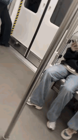 嘛呢？大庭广众之下，都以为你是神经病呢？不尴尬啊嘛嘛别看我了 呢嘛呢嘛呢 呢嘛呢