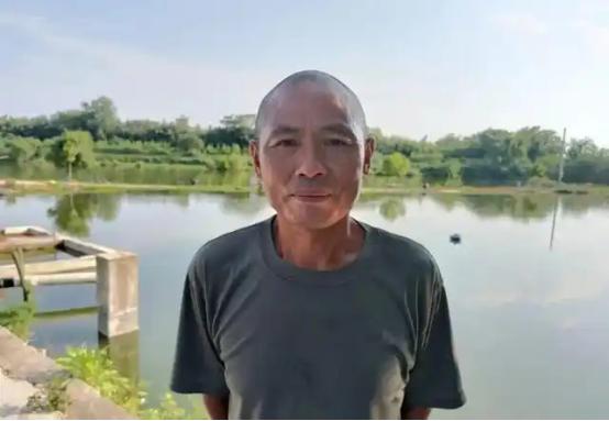 2007年，对越自卫反击战的老兵刘亮华去办低保手续，却被工作人员说了句“不要脸”