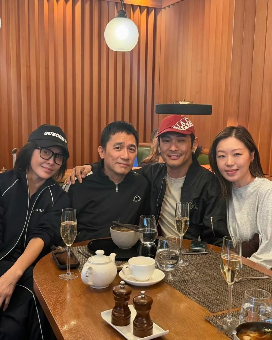 世纪同框！梁朝伟刘嘉玲与杜德伟夫妇聚餐，30年神仙友情引全网泪目
 
谁懂啊！刘
