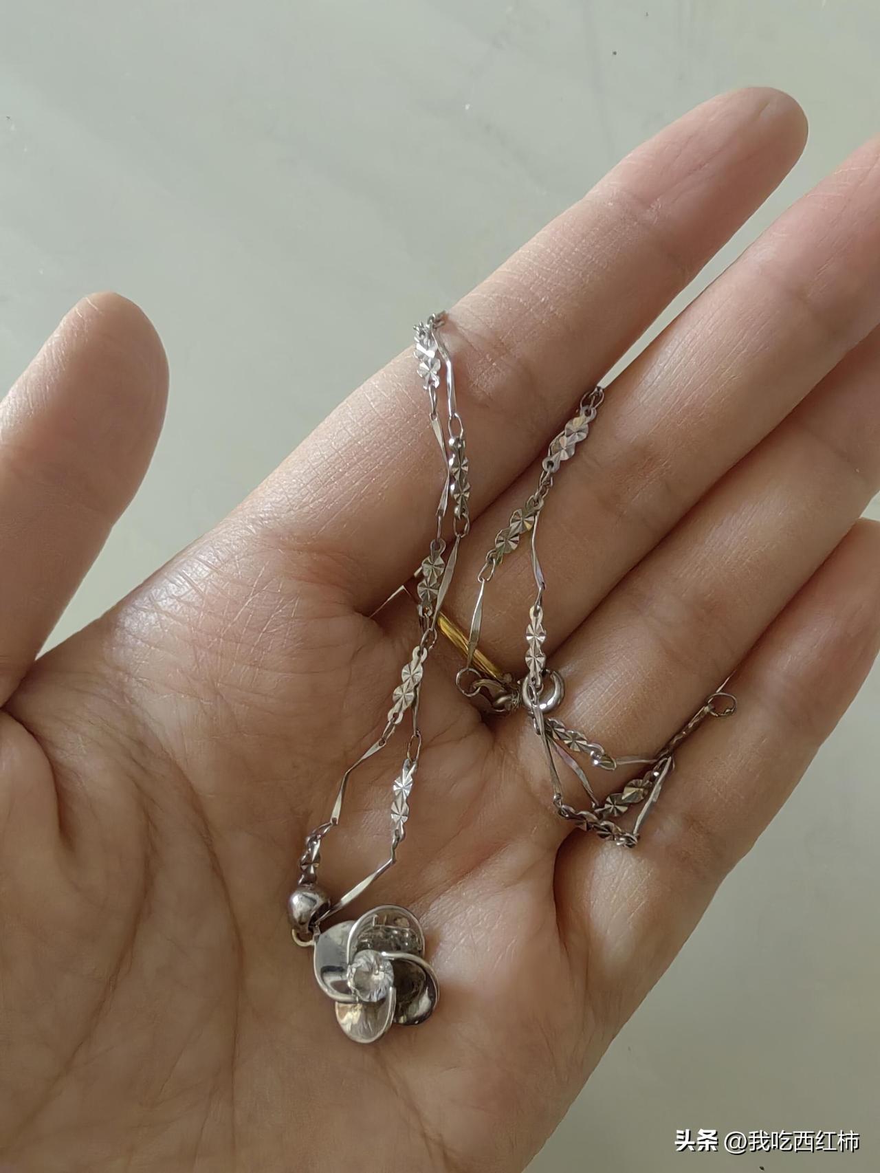 一条项链让作为教师的我重新思考
中午下班回家我照镜子，发现我上高中时，爸妈送我的