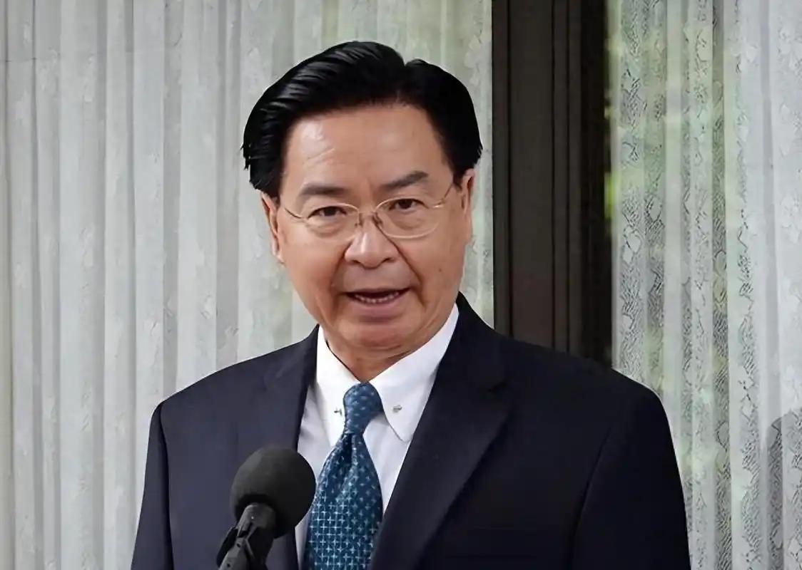 继续逼近台湾本岛仅剩32海里，顽固“台独”分子吴钊燮气急败坏，声称这是重大升级！