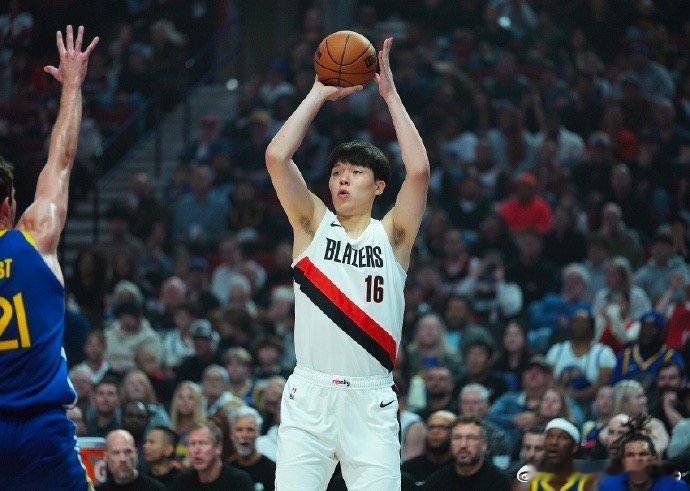 【李凯尔夸杨瀚森球技像约基奇，对手盛赞杨瀚森】10月30日，爵士将对阵开拓者。赛