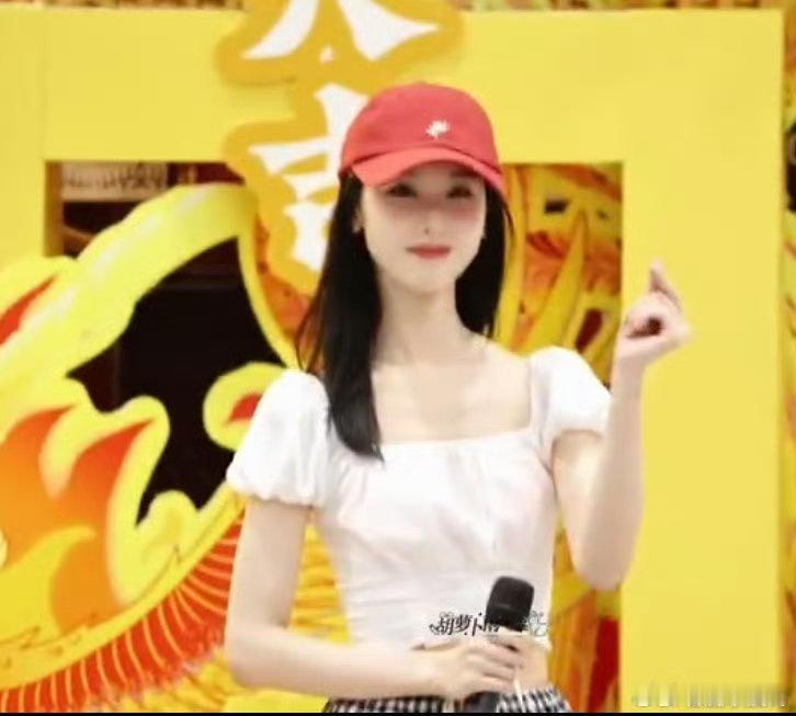 陈都灵《翘楚》楚朝横店杀青应援，带着红色鸭舌帽 白白嫩嫩的美的好温柔，比心🫰 
