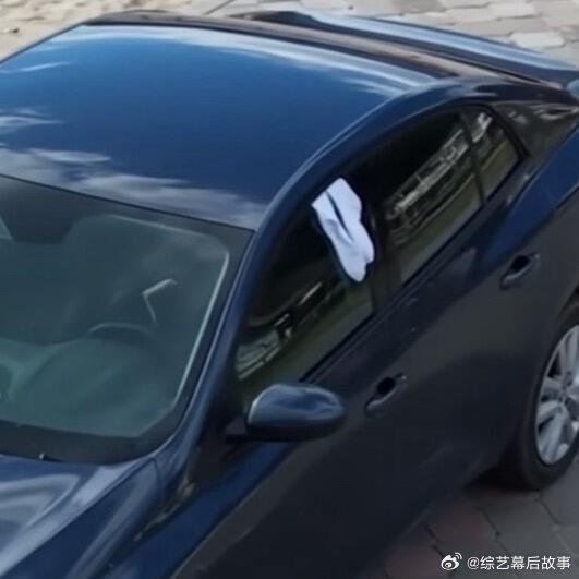 丁程鑫车窗晒袜子丁程鑫把袜子晾车窗上 丁程鑫把袜子晾车窗上，一路吹一路干，脑洞大