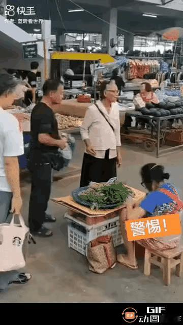 这样做真的太可恶了

大妈看到一个女子在卖青菜，她眼疾手快，马上让女子给她装一把