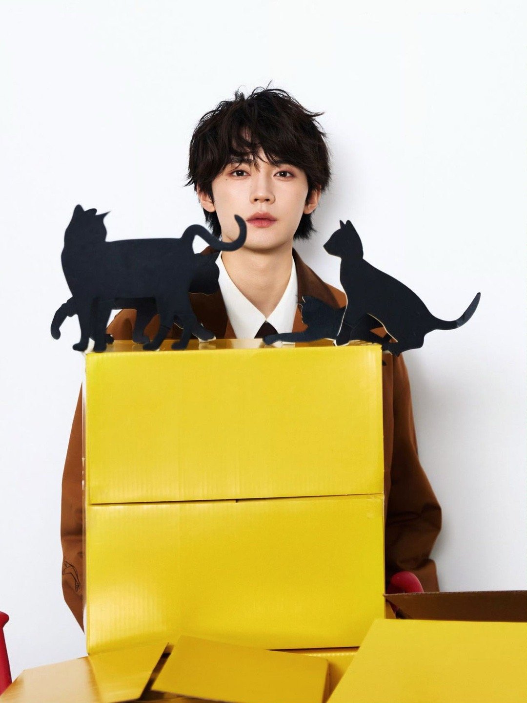 姐狗文都给周翊然递本吧 修勾型帅哥实锤！新写真卷毛造型+抱宠名场面，细节拉满的姐