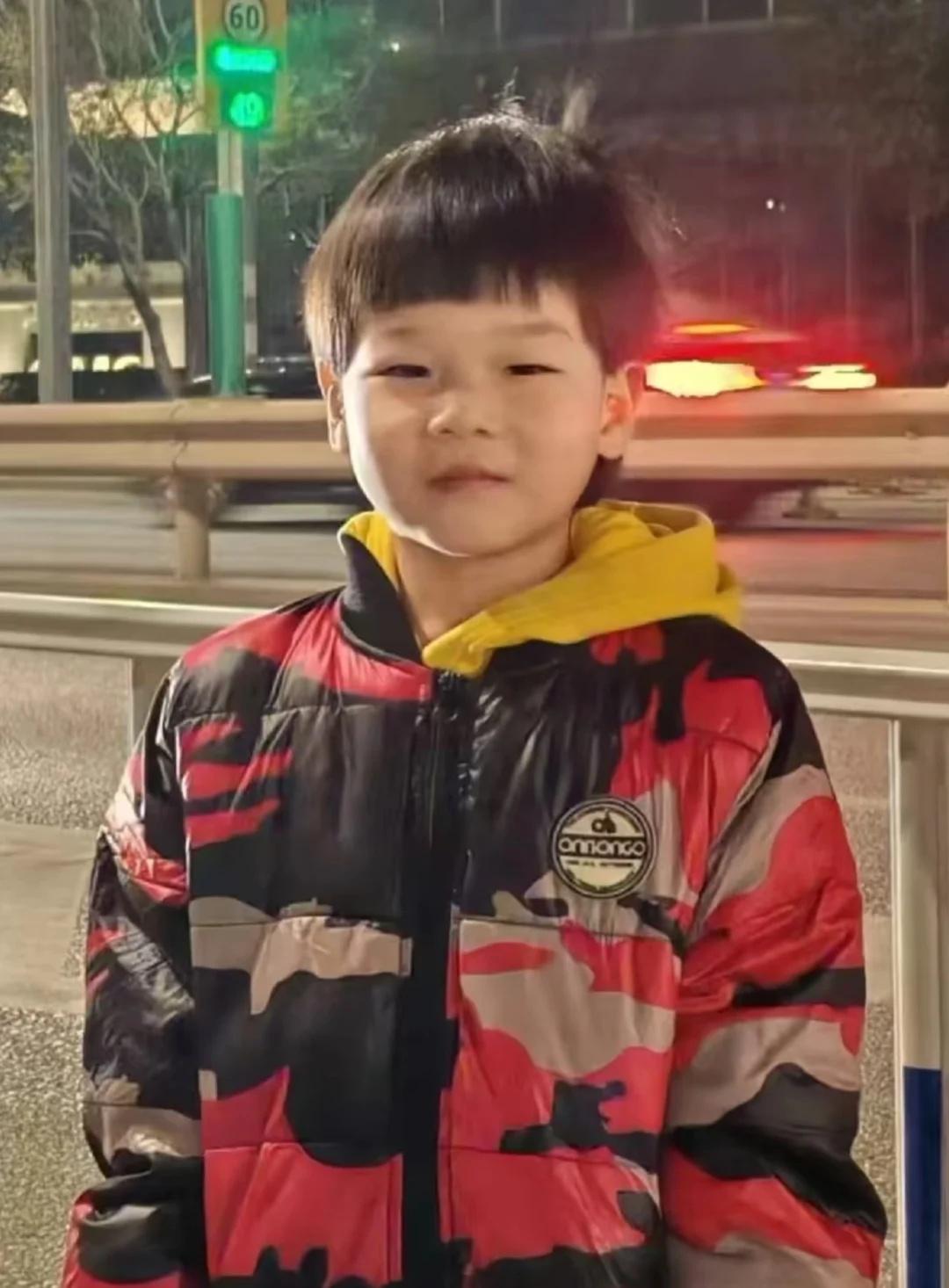 别划走了帮帮孩子回家吧
声明一下是帮忙转发的
有谁看到这个小男孩的麻烦联系@落紫