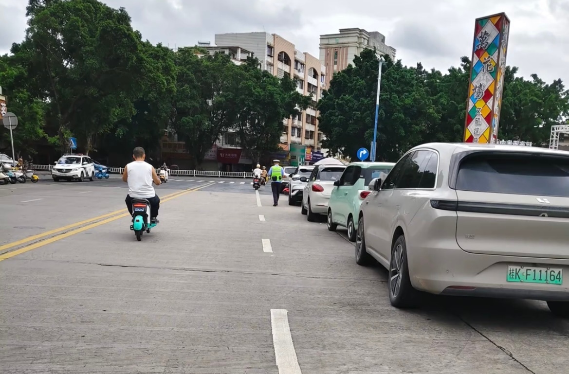 【玉林万花楼周边道路汽车乱停要被处罚】7月5日，网友爆料称：玉林市城区万花楼周边