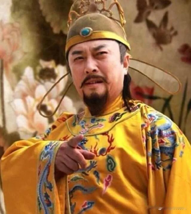 影视剧里，这种皇冠都是冥器，没有皇帝戴。正常情况下，皇帝戴的都是黑色布帽或者纱帽