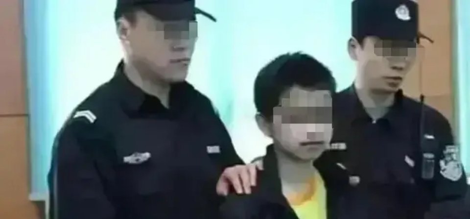 某地，13岁男孩强奸14岁女孩，事后威胁女生：“要是敢报警，我就杀你全家”。女孩