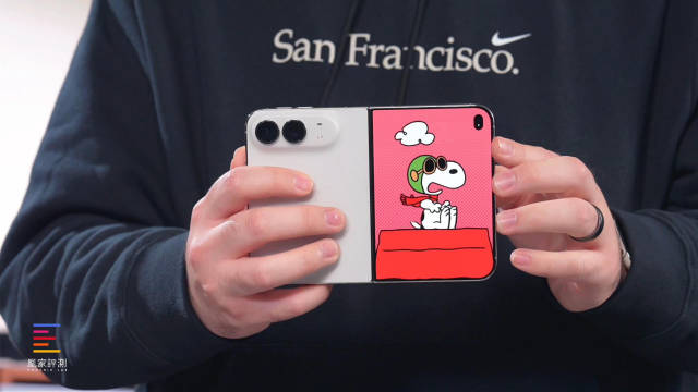 【#iPhoneDuo外屏新玩法#】折叠屏圈玩了好几年的交互玩法，苹果晚来七年，真能玩出什么新花样？