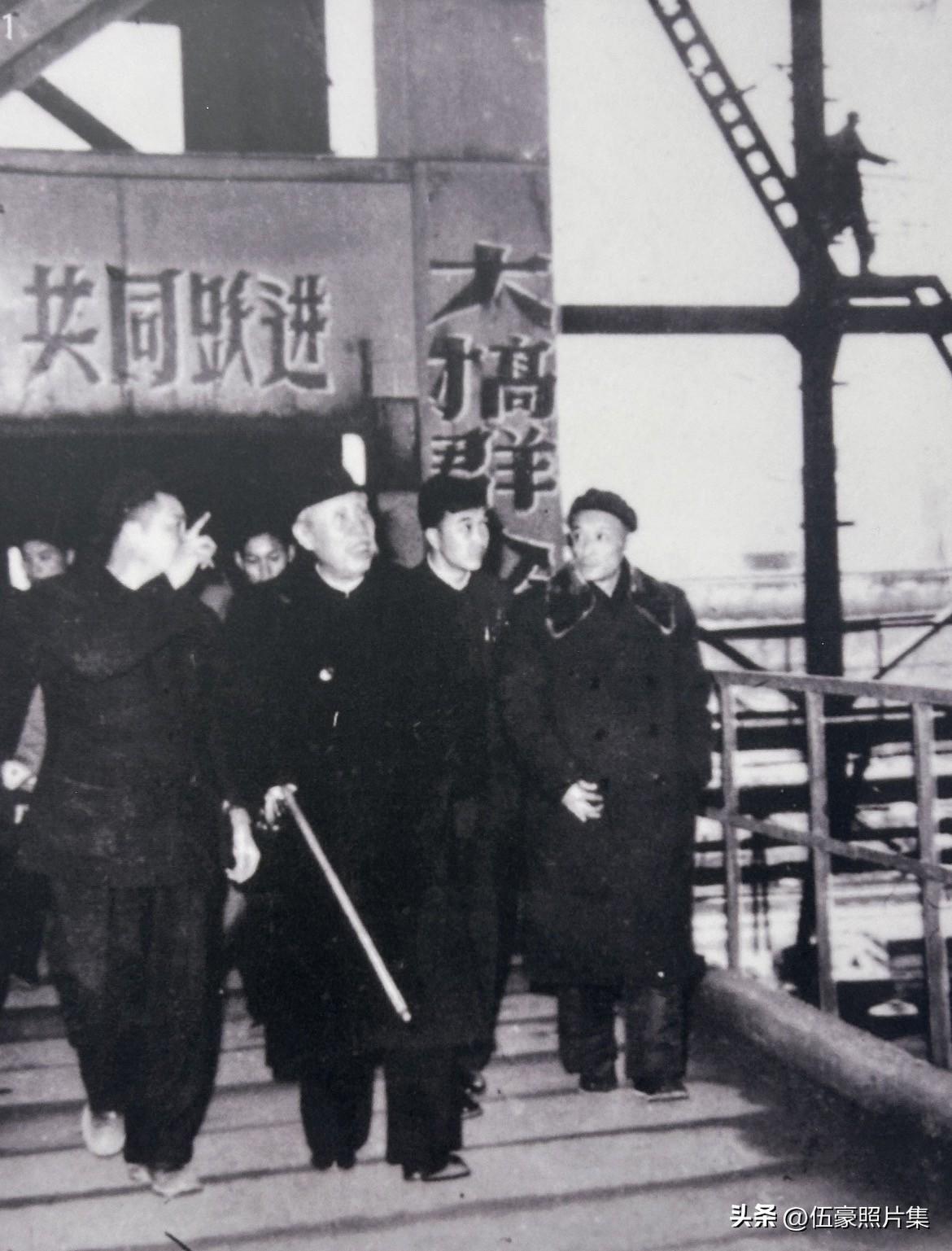 1958年12月，董必武同志视察武汉钢铁公司（武钢）的老照片。
武钢是新中国成立