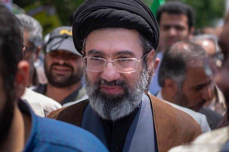 凤凰新闻【一觉醒来伊朗最高领袖穆杰塔巴有消息了！】身负重伤，目前无法正常说话，靠