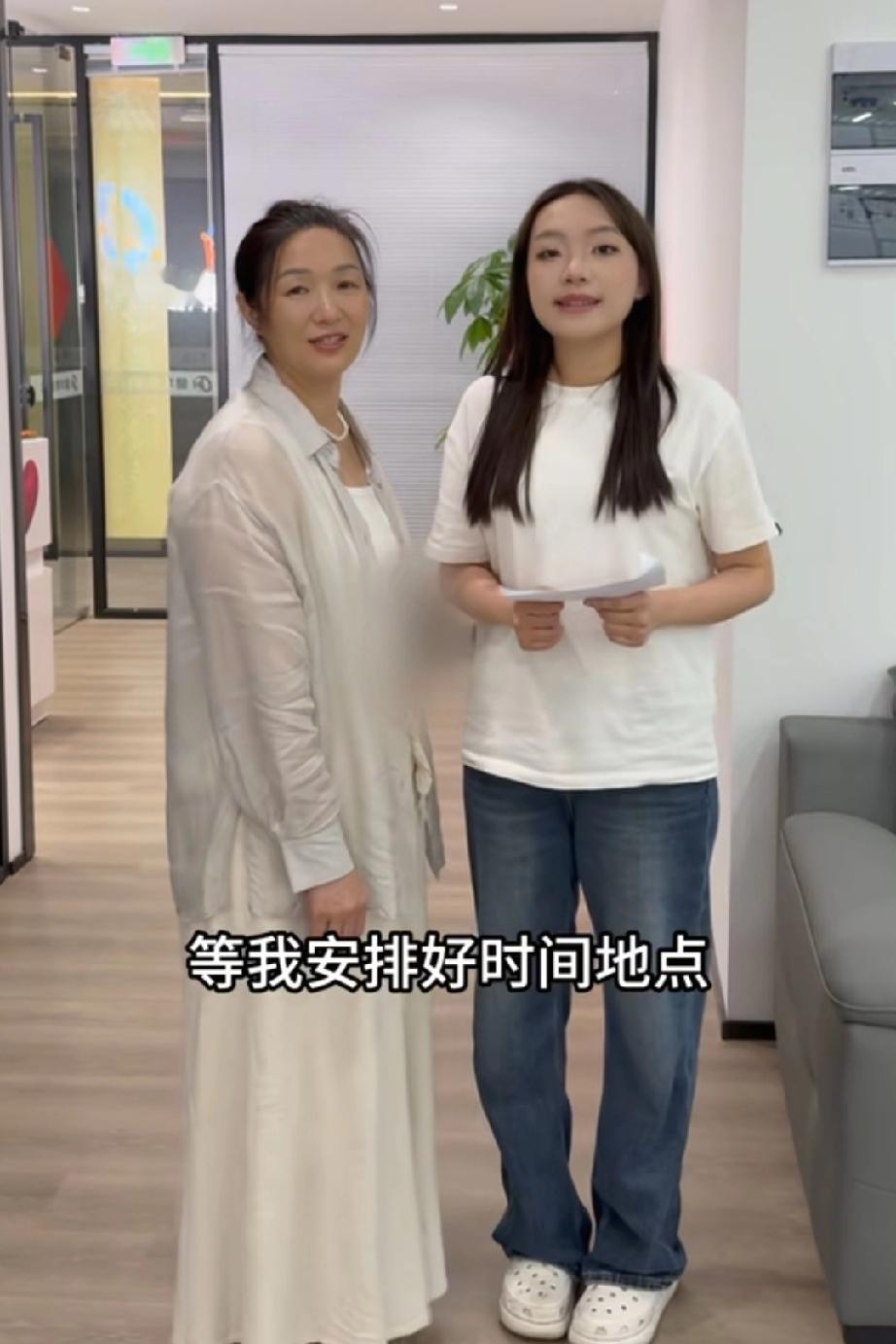 许建华又要搞大动作了，说是要举行粉丝见面会，不知道这阵势有多大。
       