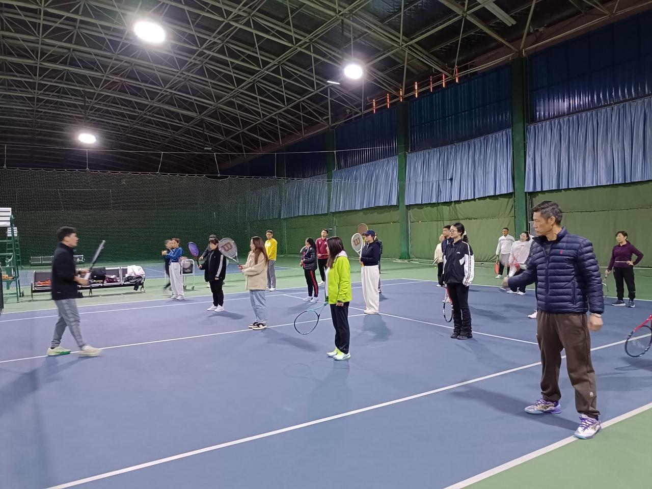 羽毛球运动打了15年之多，想去体验一下网球运动，说是年龄大了打网球更适合更好，网