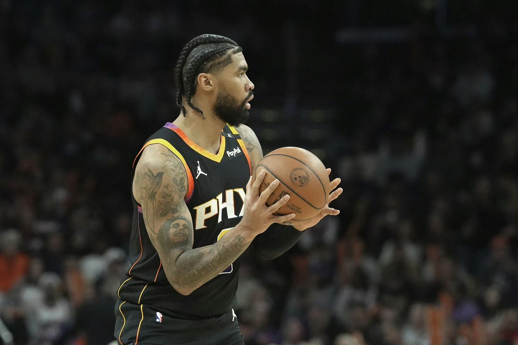 MikeAScotto报道，太阳队和猛龙队已经讨论过一笔交易，猛龙将把奥查伊·阿