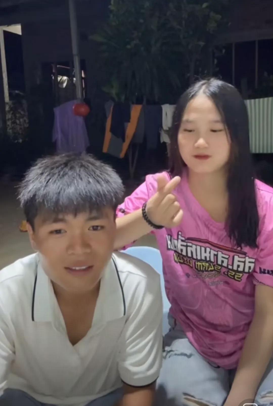 网红主播小胖墩的网络直播间，
直播的是在老挝盖房，比较枯燥，
缺少足够的话题和热
