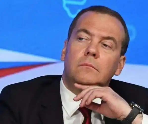 梅德韦杰夫这样理解“让美国再次伟大”！
梅德韦杰夫发文写道：“让美国再次伟大=让