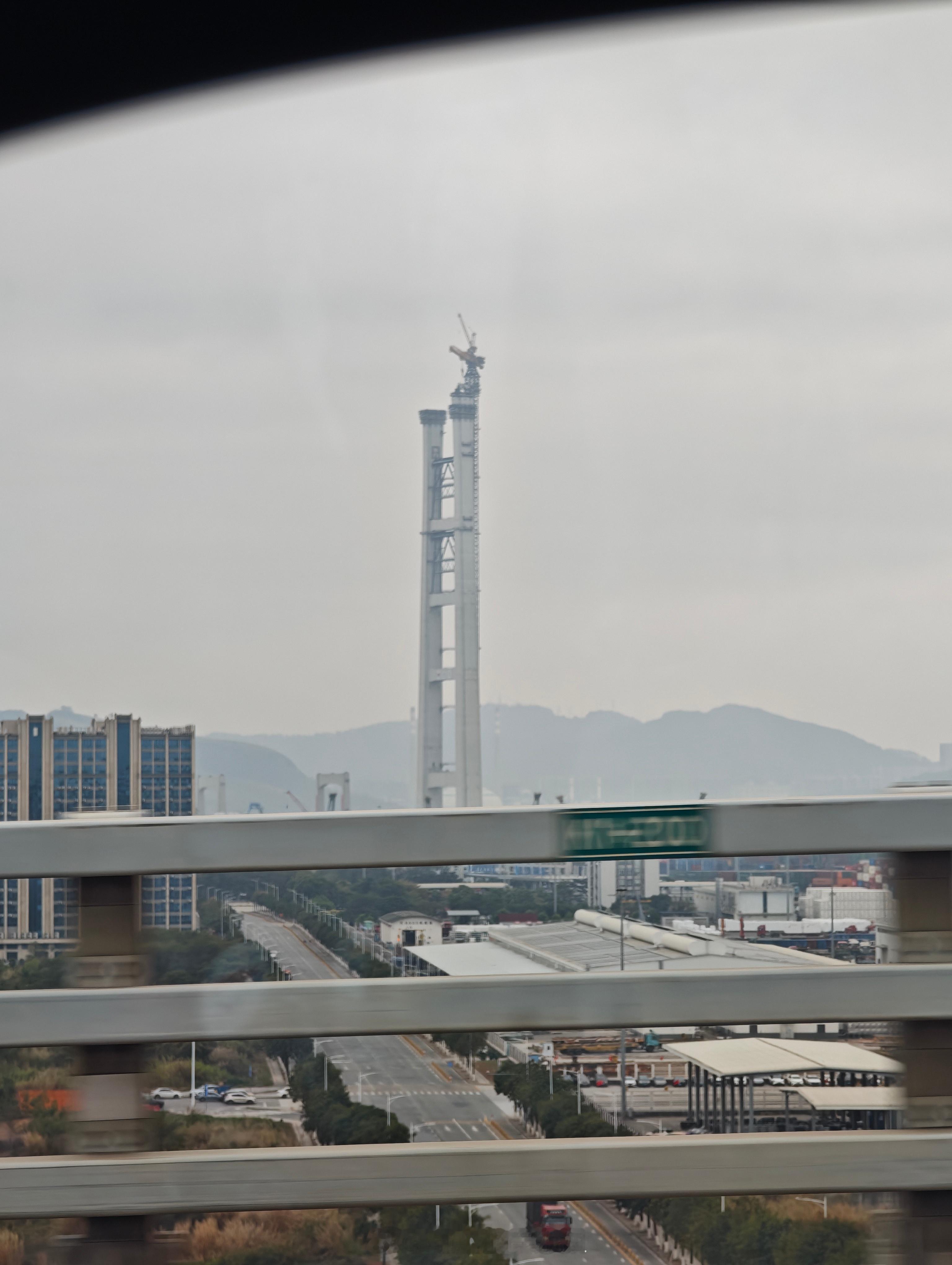 基建狂魔又在盖桥了，乍眼一看还以为是火箭呢~ 东莞