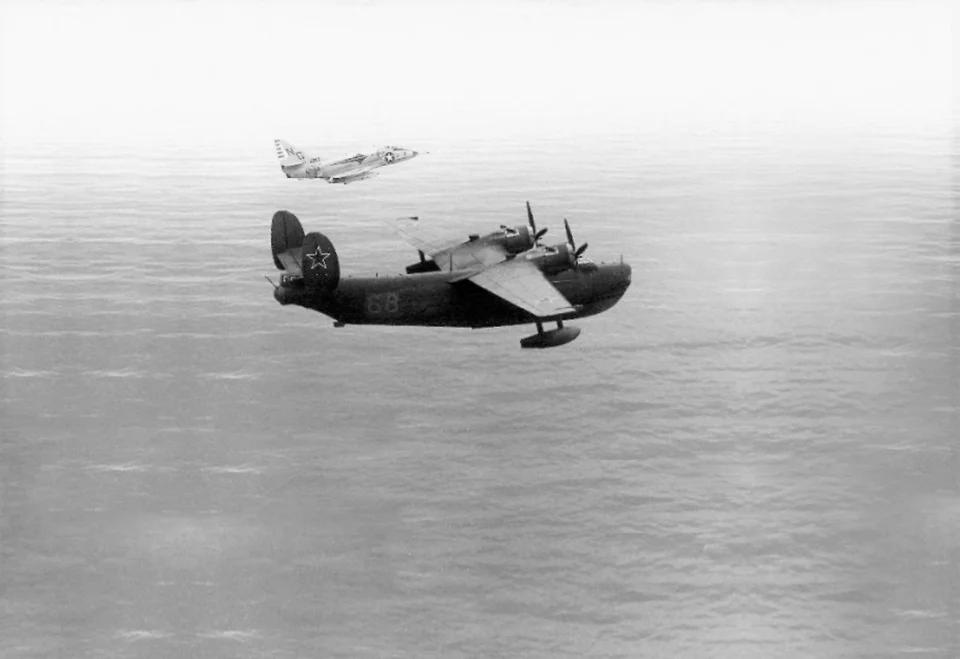 1964 年 8 月，本宁顿号航空母舰的道格拉斯 A-4B 天鹰在日本北部拦截一