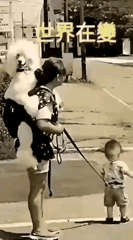 新鲜唉？
百末倒置来，该背着的牵着，该牵着的反而背着，有意思，千年不遇，万年难求