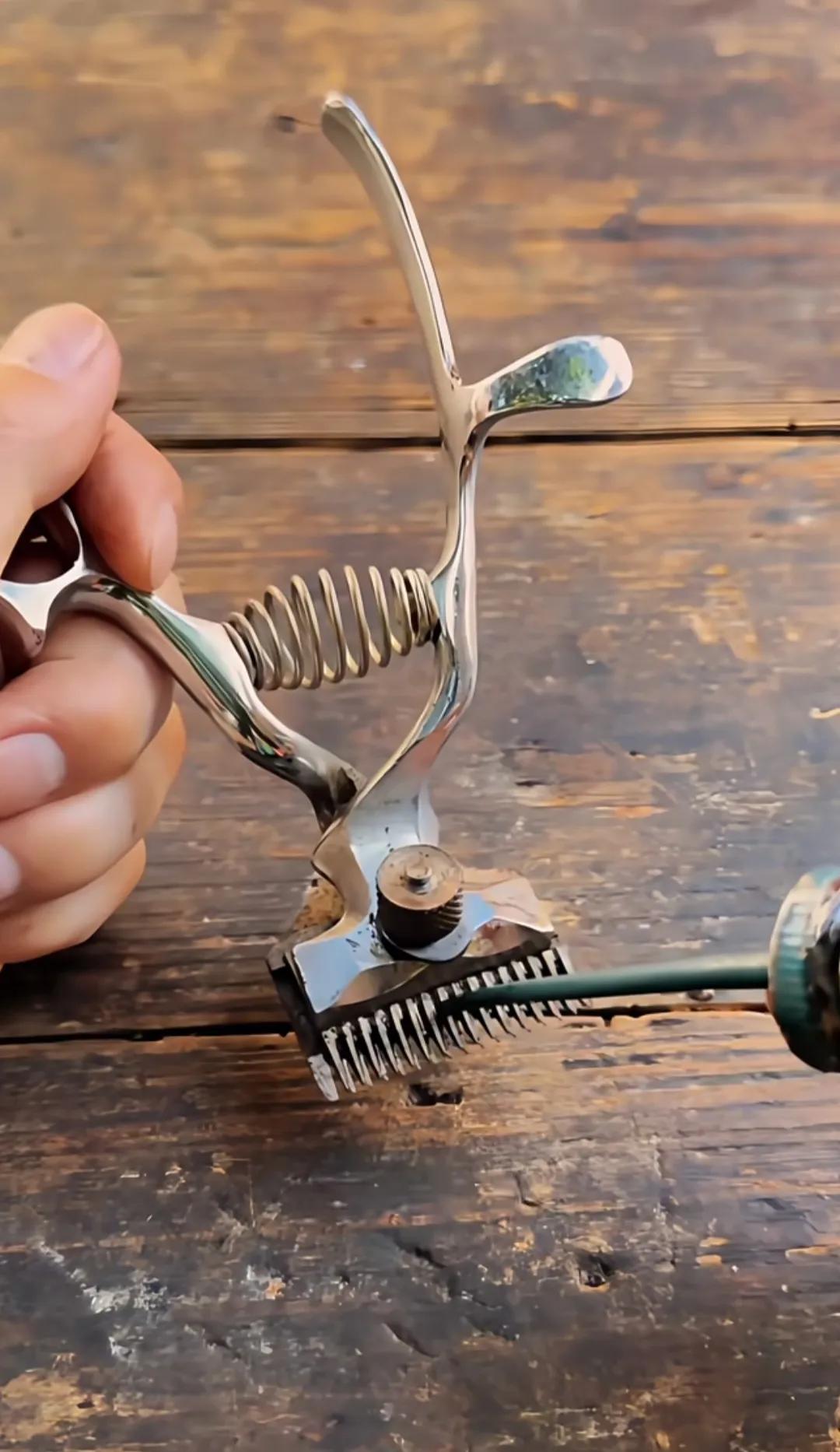 70、80后一定见过这个老物件，是小时候的理发噩梦，用它理发时夹住头发能把人疼哭