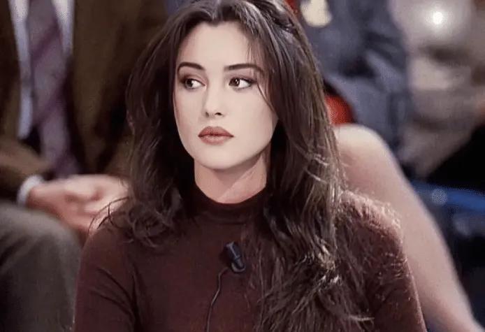 被莫妮卡·贝鲁奇女儿的颜值惊艳到了吗？
这颜值跟妈妈年轻时的颜值比起来，简直毫不