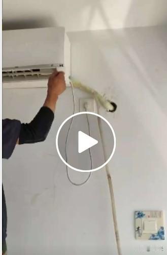 今天感觉被坑了还得连连感谢人家。[捂脸]
有两台挂机，一楼的需要安装到两个卧室。