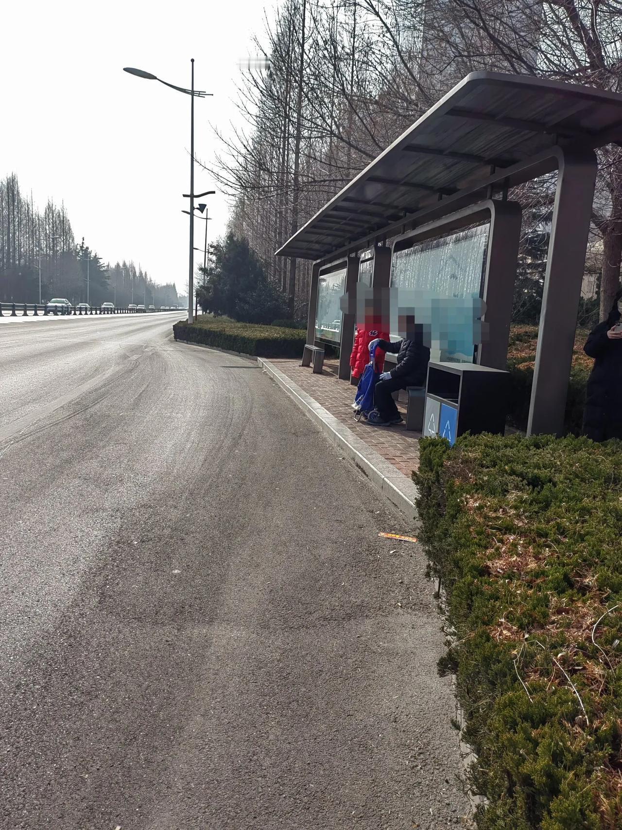 这老头，是跟孙子有仇吧？

今年这是第几次了？也记不清了，第n次在站牌，在路上，