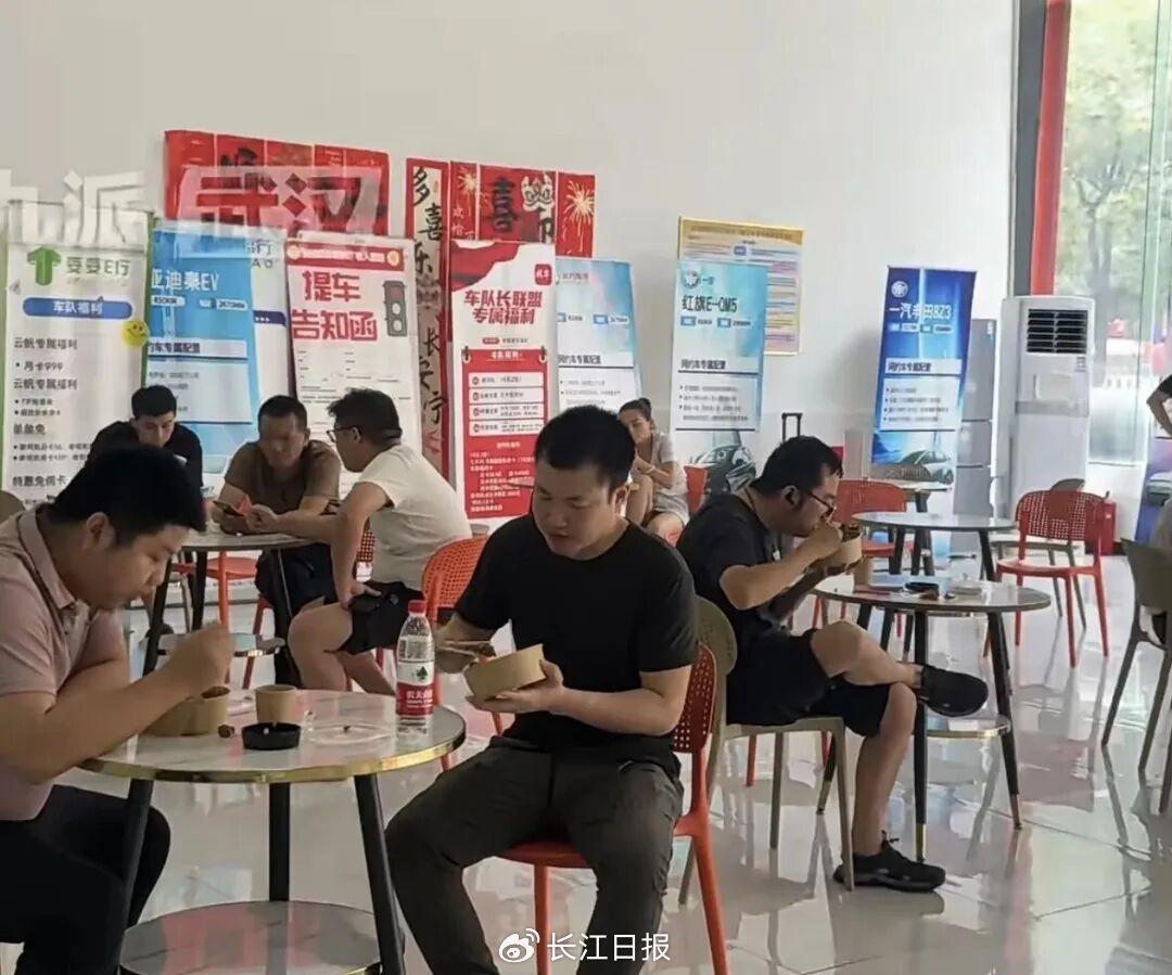 【平民福利：武汉两荤一素一元盒饭走红】
     武汉蔡甸区云帆网约车公司于20
