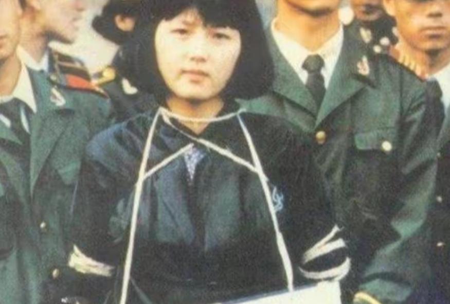 1991年，20岁美女陶静被押赴刑场时，要求取下避孕环，警察：可以。

1991