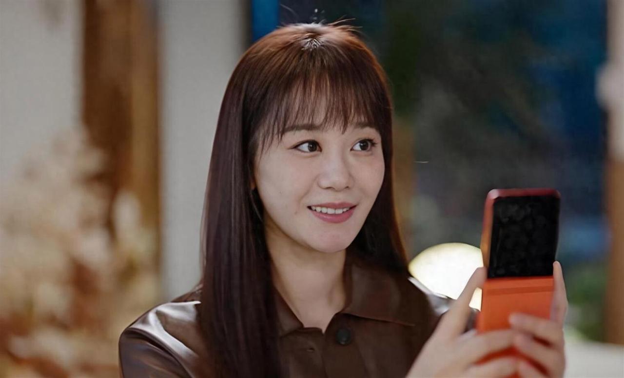 看着她很面熟，很像某一个演员，一看演员表，还真是她。

《蜜语纪》里，饰演纪封同