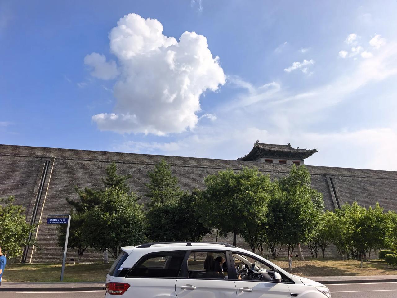 华为手机真的防水。

早晨洗脸时，我把手机竖放在洗脸台上，手机背靠着洗手液，打算