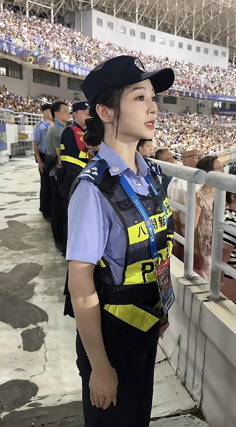 看这名女辅警，颜值担当，美貌一点都不输于赛场上的足球宝贝。就肩上的警衔，大家有知