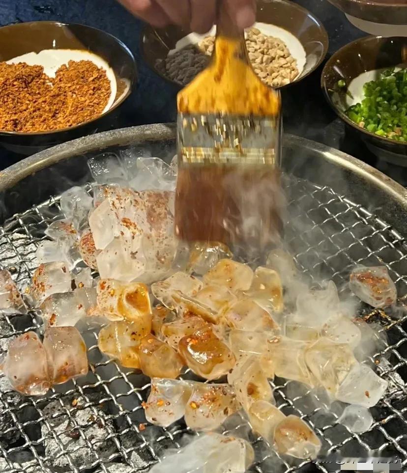 烤冰溜子，大家吃过没？

我是听都没听过！
#冬日生活打卡季#