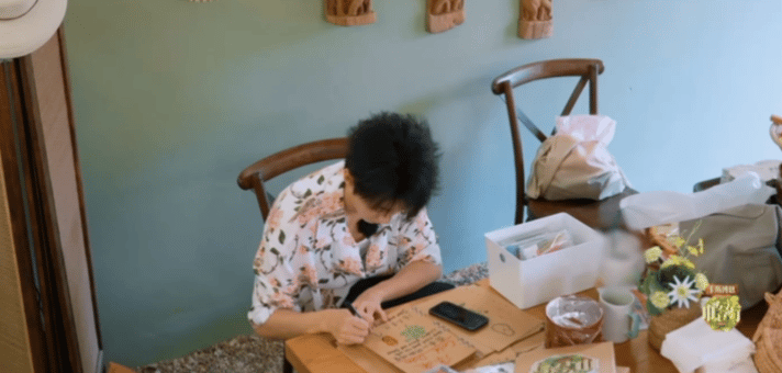 王俊凯好用心王俊凯太拼了王俊凯对待工作永远全力以赴，中餐厅开业前通宵手绘菜单，漫