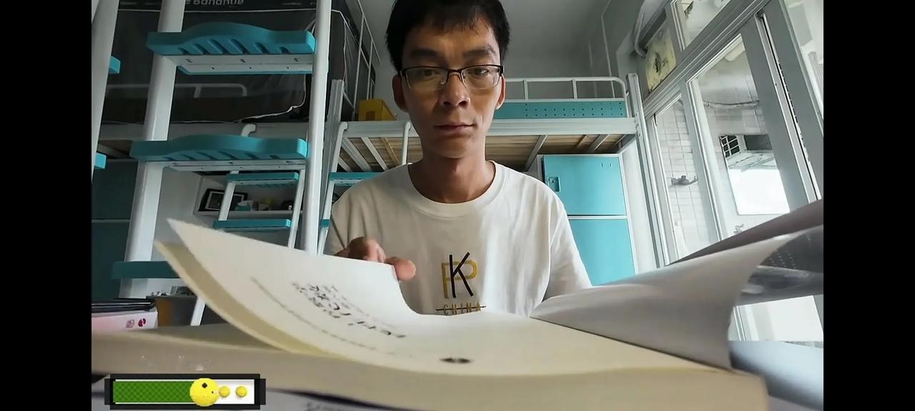 唐尚珺翻了几下线性代数，好难啊，头都大了。他当即也就放弃了转专业的想法。是啊，本