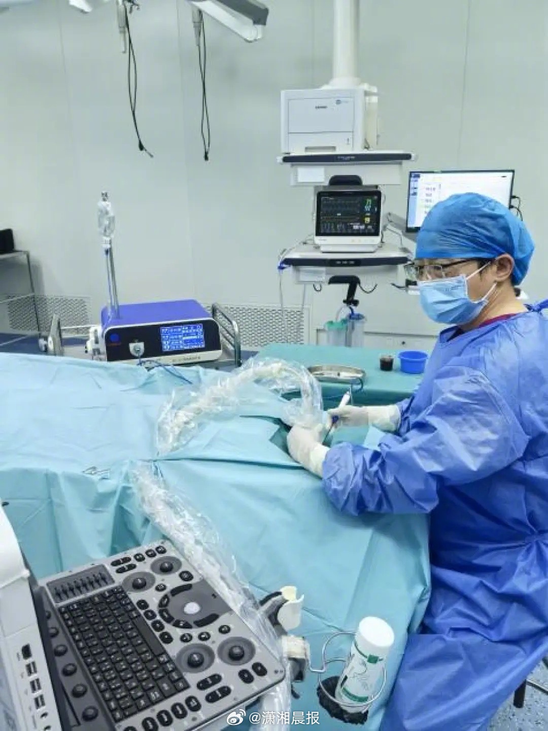 【#34岁男子一年半内身高缩水20厘米#，“脆得”打喷嚏都会骨折，确诊这个病】3