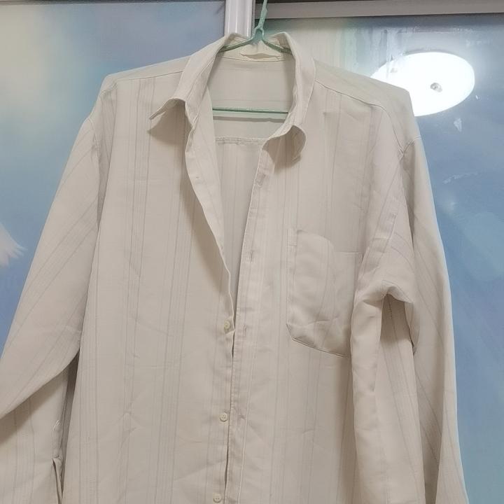 下面图片中的这件衬衣，就是1994年买的，至今已经32年了。这么多年了，为什么我