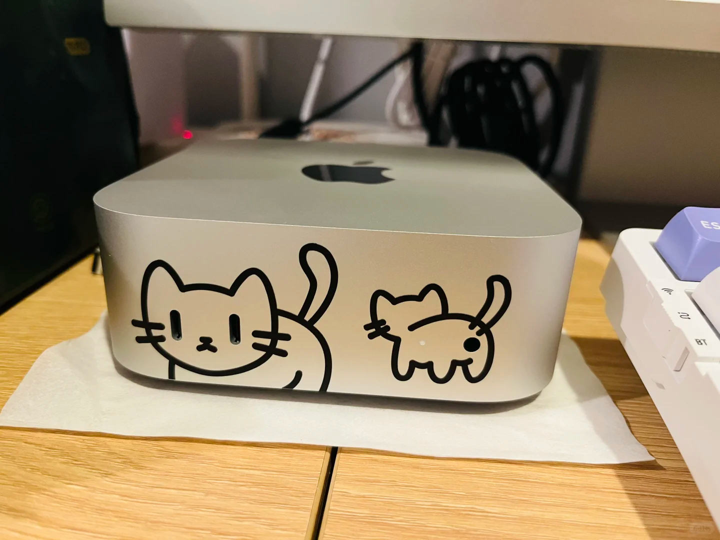 小红书上的网友都很有才，通过贴纸努力美化 Mac mini 的前置插孔，看着挺有