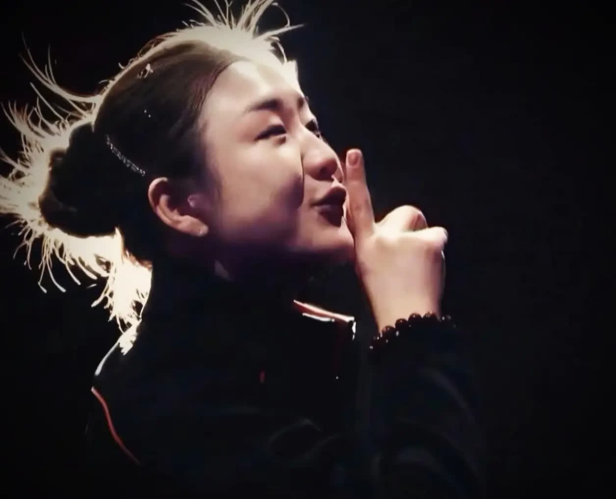 在挑战声中，陈梦的坚定如星辰般璀璨，她的每一次跳跃都诉说着对胜利的渴望。即使质疑