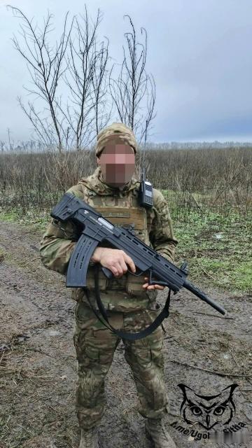 俄罗斯士兵与缴获的Safari HG-105M半自动霰弹枪。 